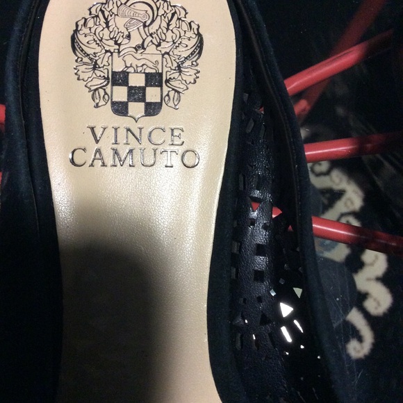 Vince Camuto beautiful Perforated mules. - Picture 4 of 4